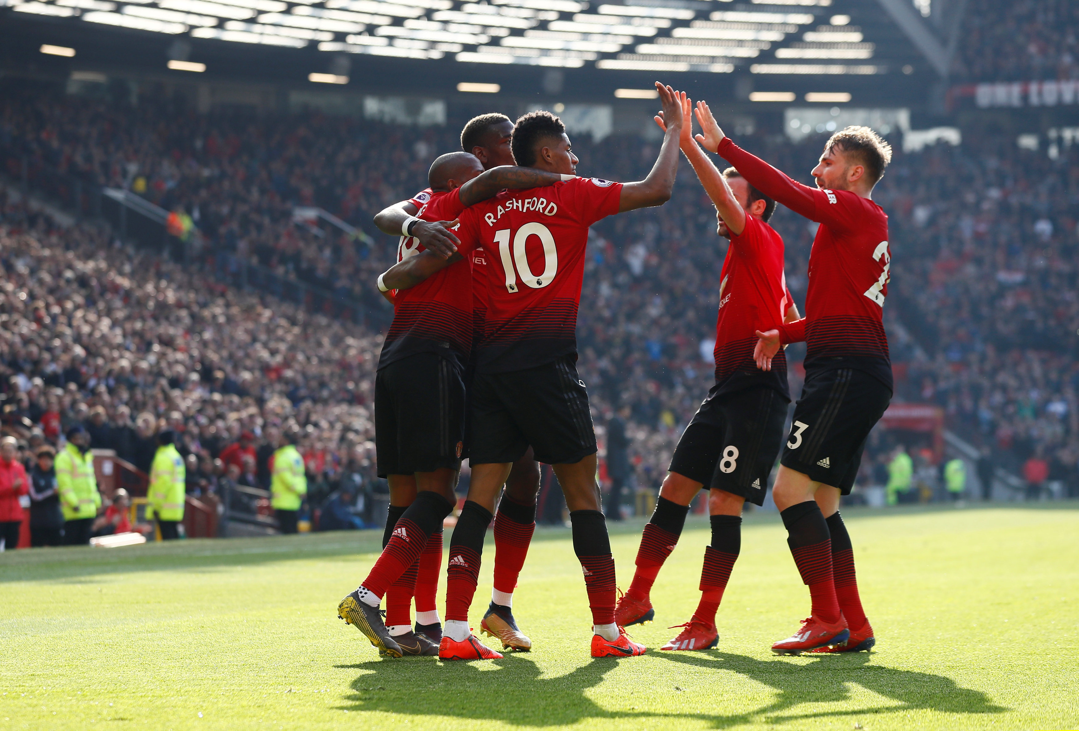 出球队在防 出球队在防